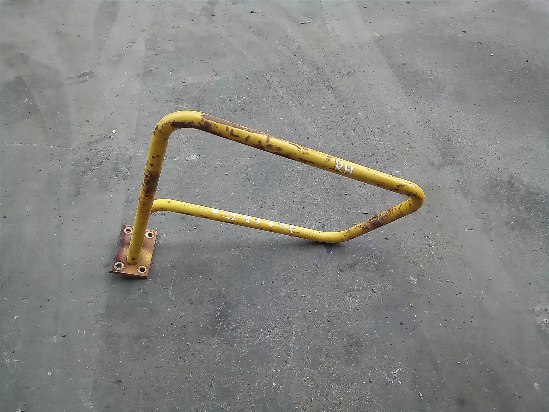 USED RH BRACKET AS image