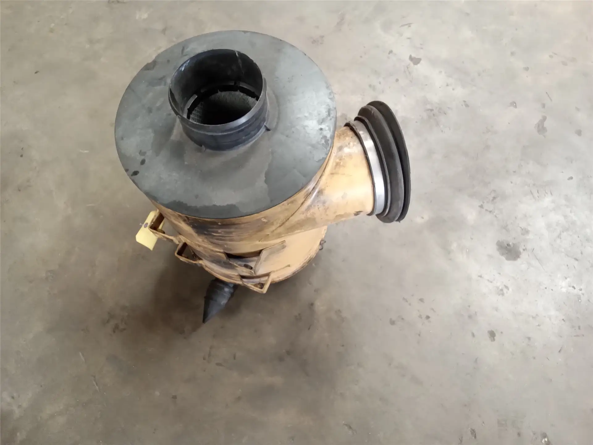 USED AIR CLEANER image