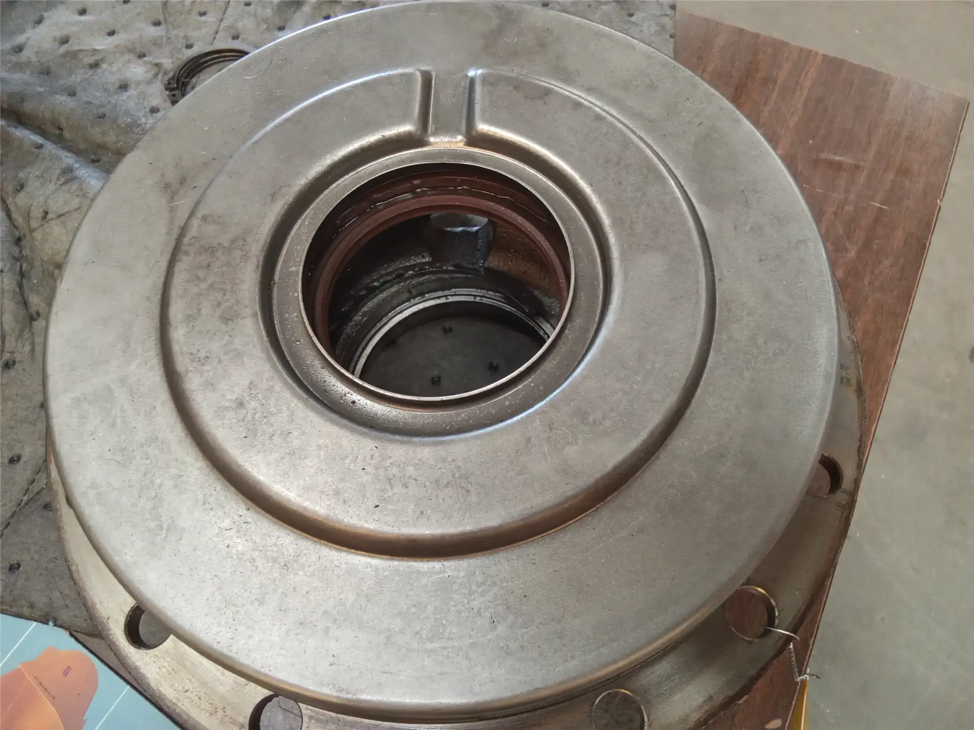 USED COVER BEARING image
