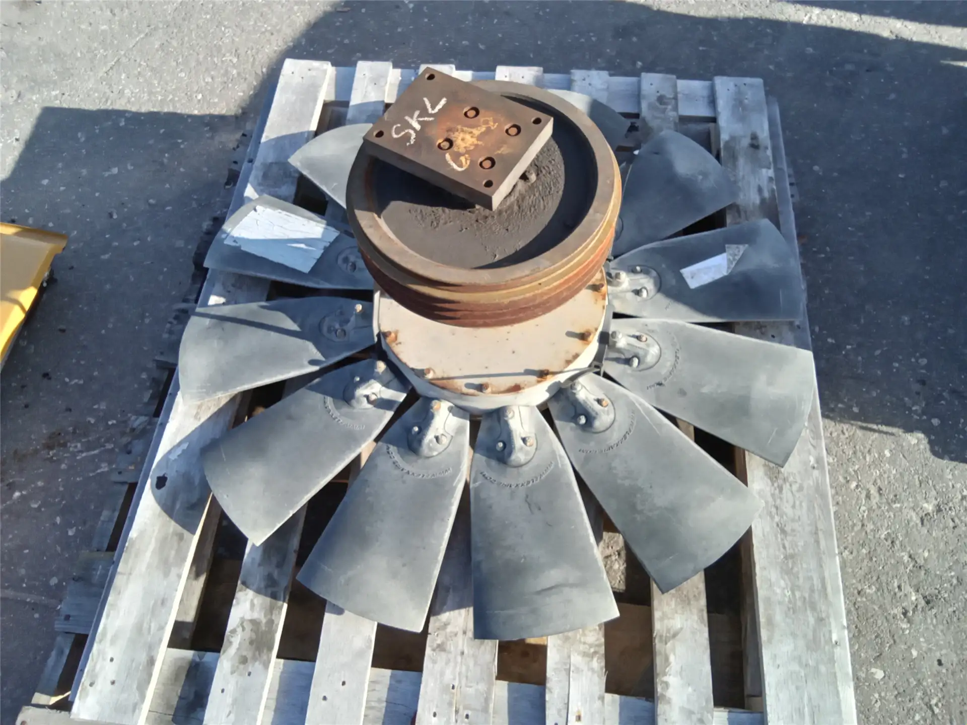 USED FAN AR REVERS image