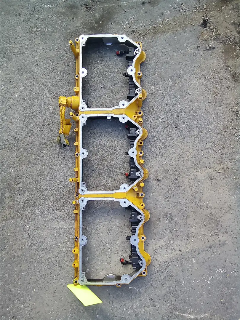 USED VALVE COVER image