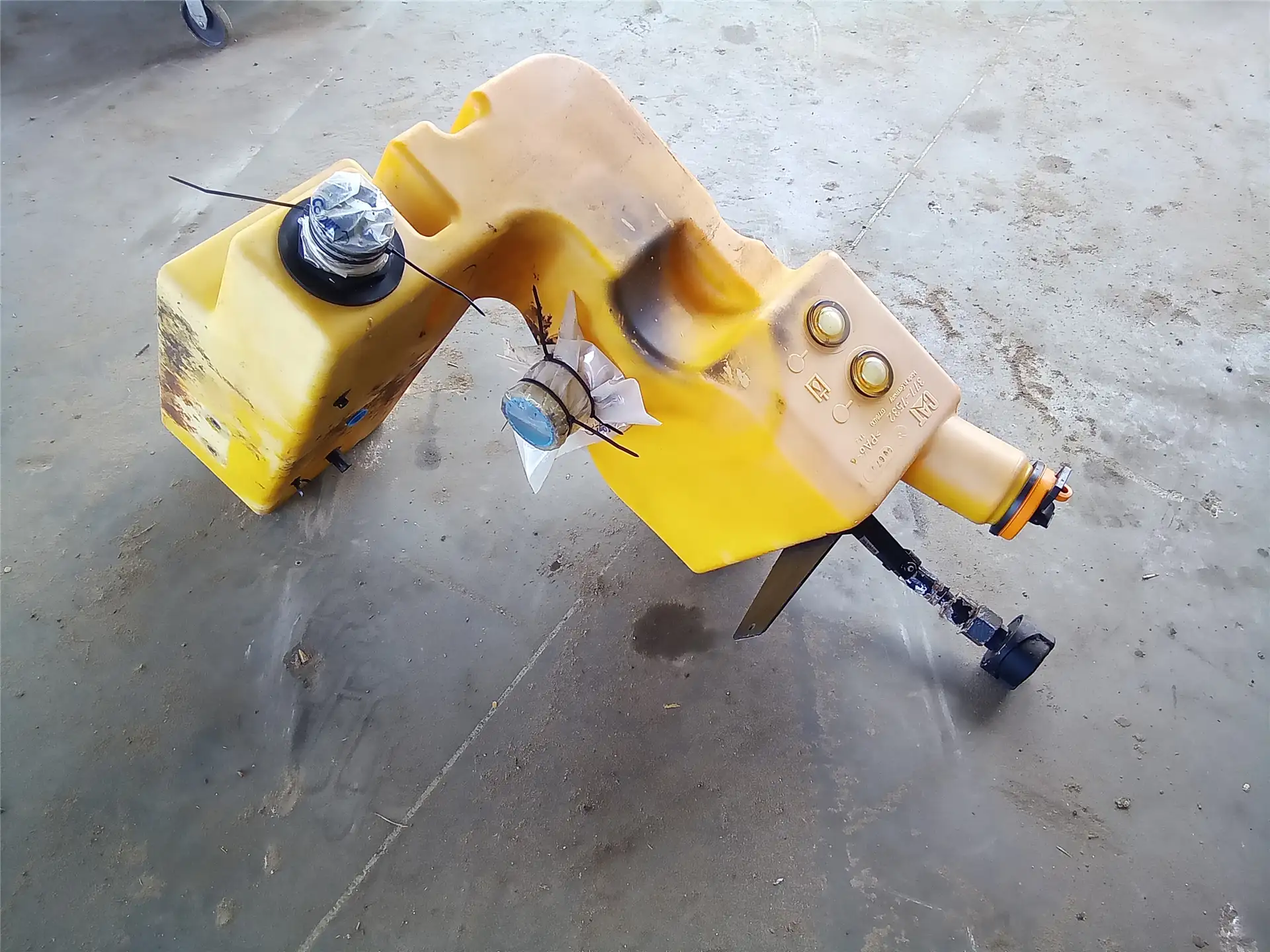 USED HYD TANK image