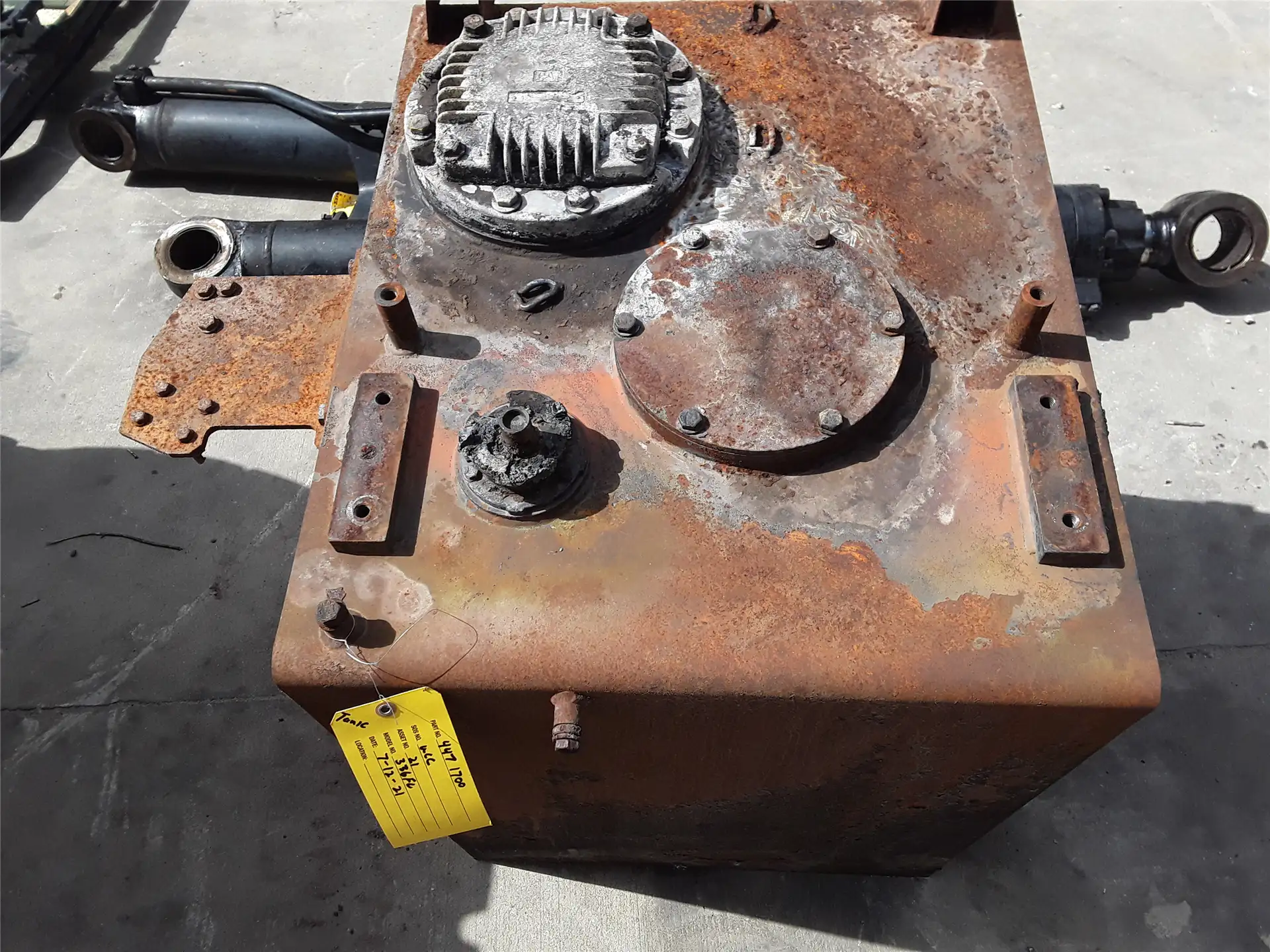 USED HYDROLIC TANK image