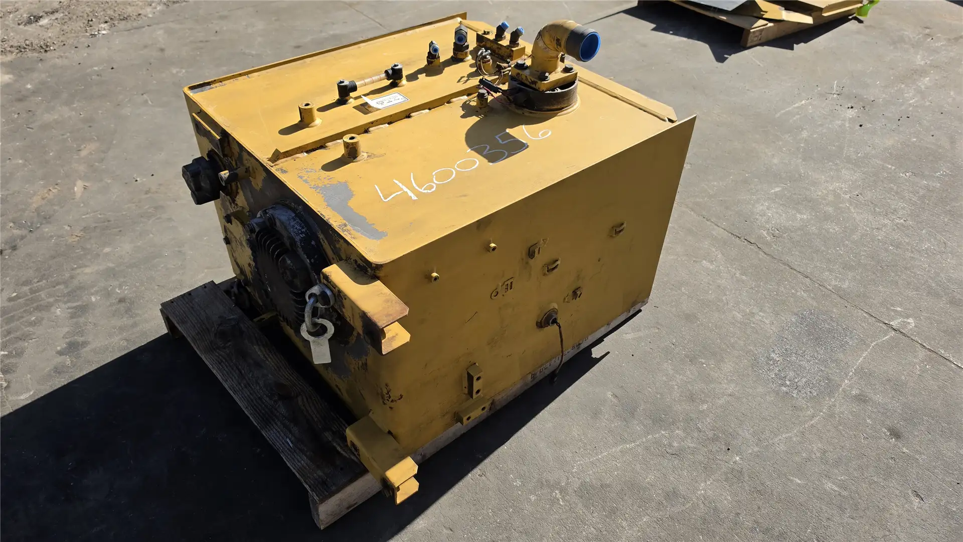 USED HYD TANK image