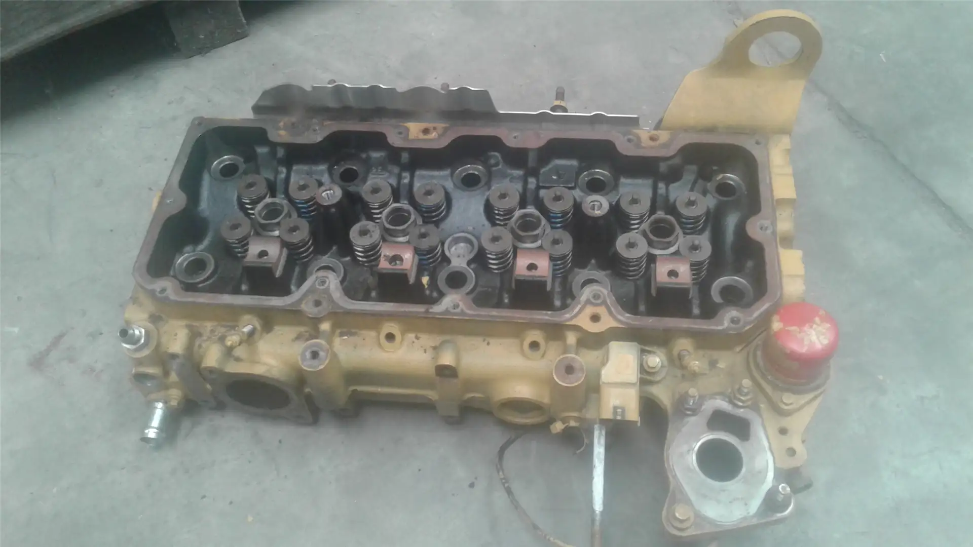 USED CYLINDER HEAD image