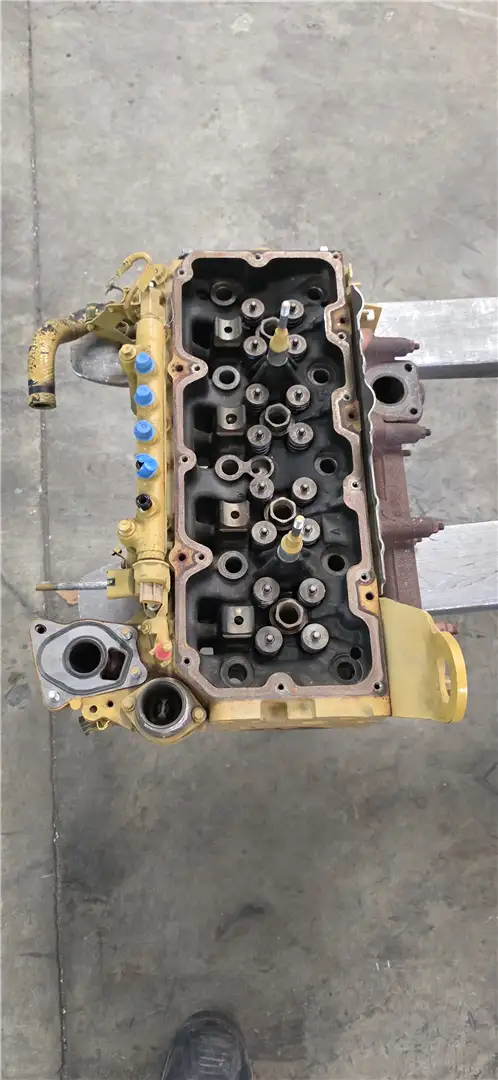 USED CYLINDER HEAD image