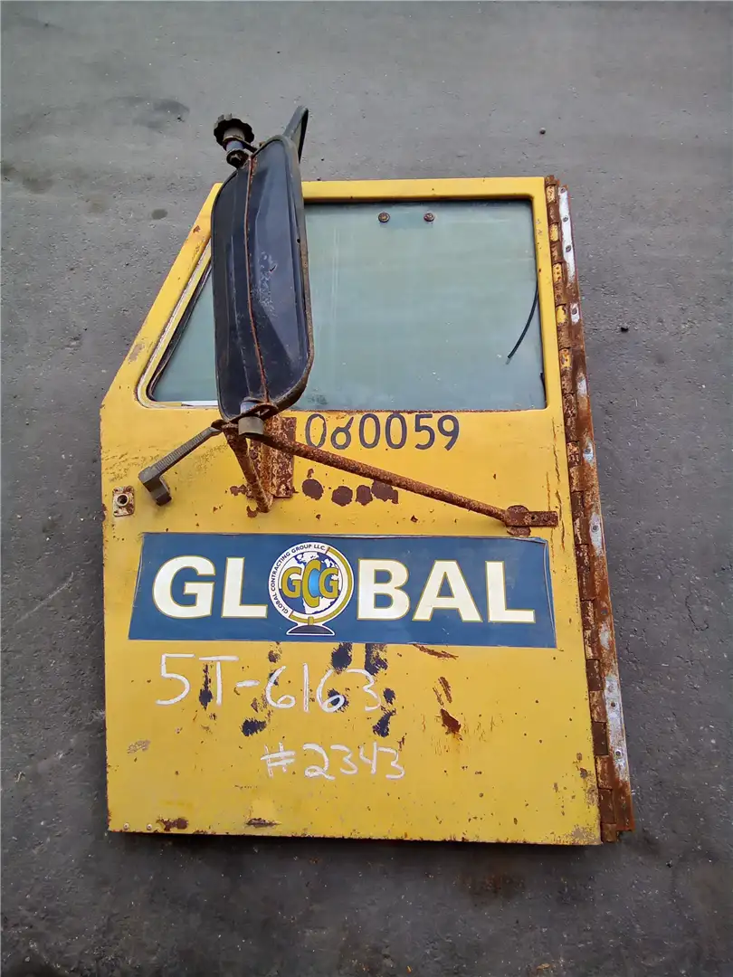 USED LH CAB DOOR image
