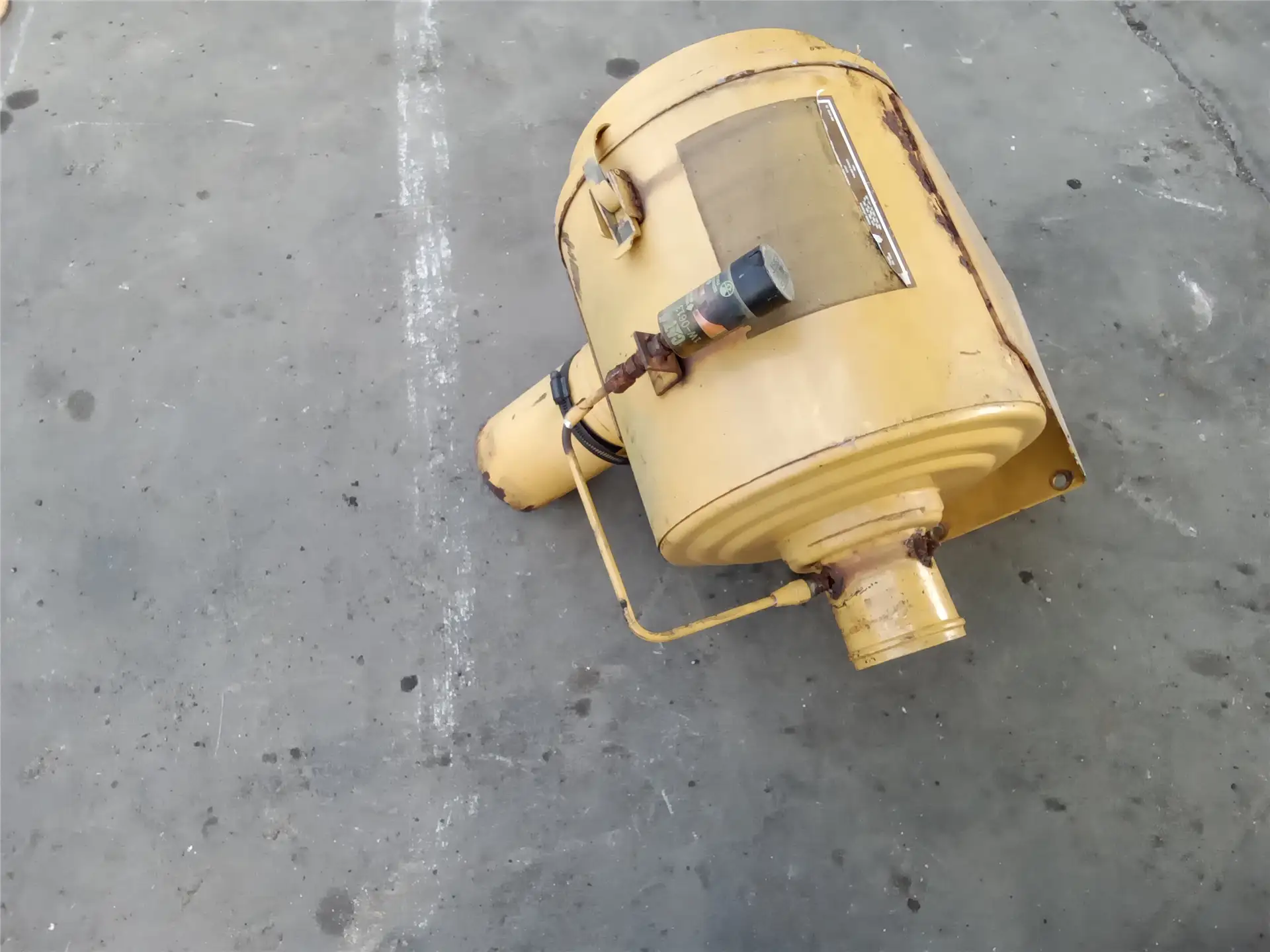 USED AIR CLEANER image
