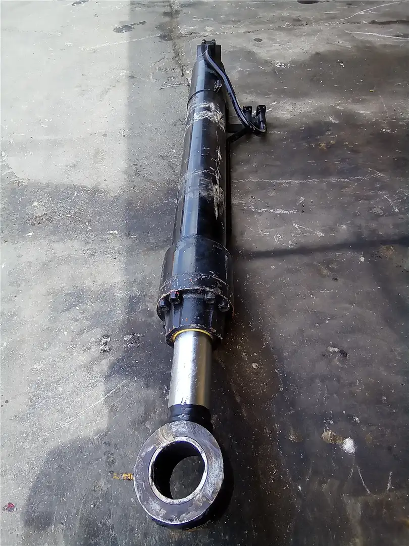 USED LH BOOM CYLIN image