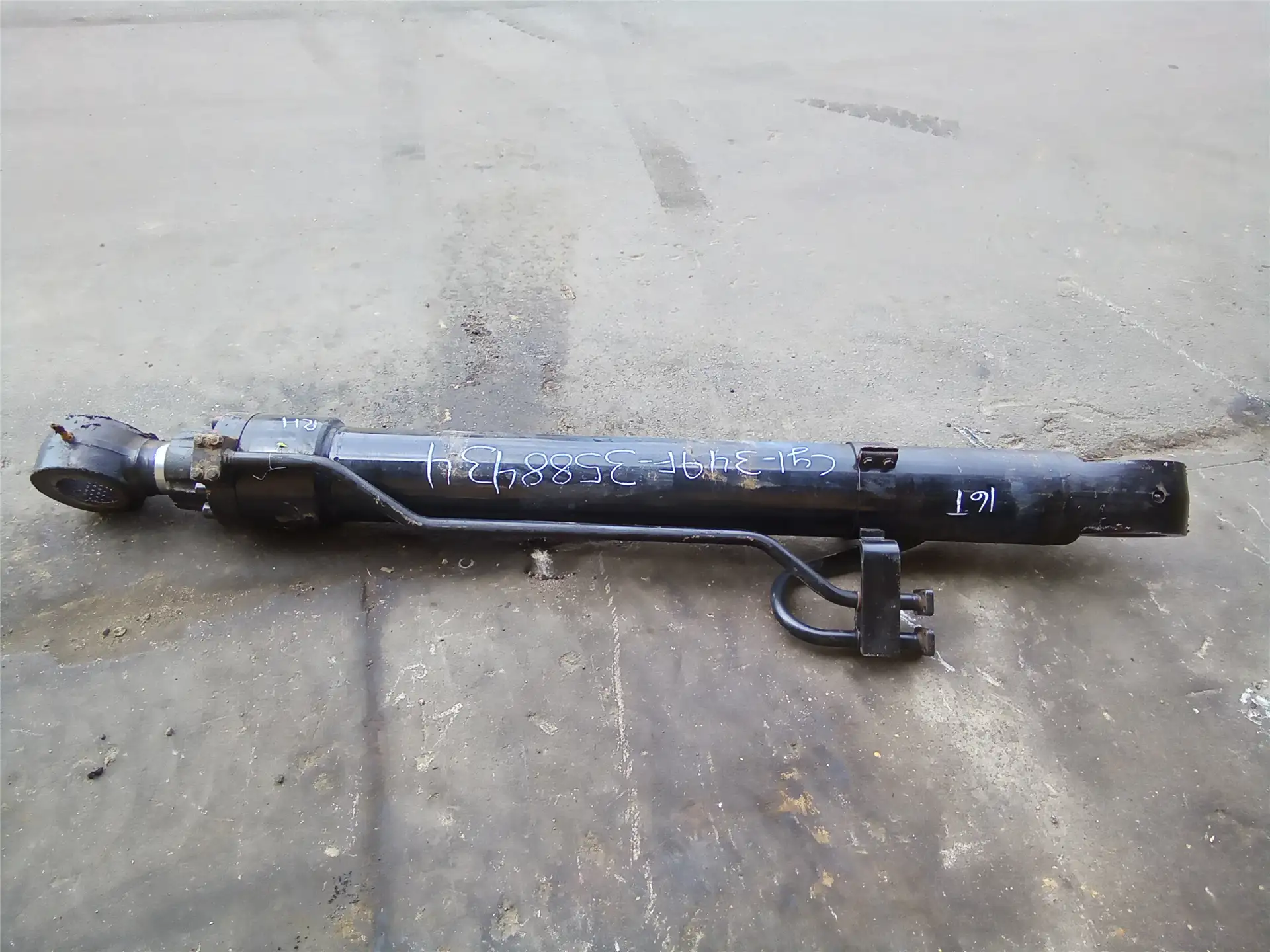 USED RH BOOM CYLIN image
