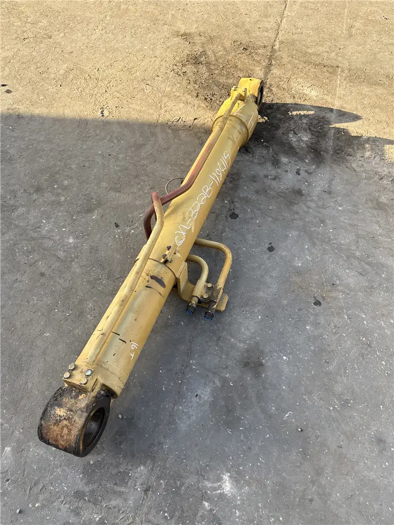 USED LH BOOM CYLIN image