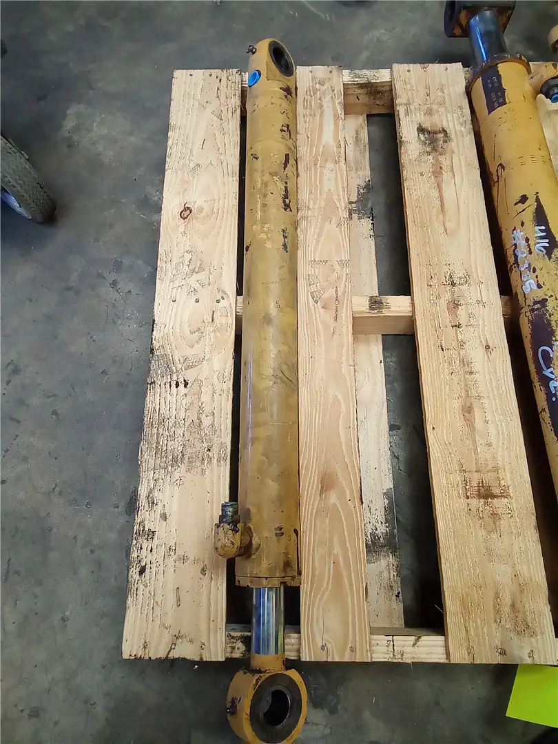 USED LIFT CYLINDER image