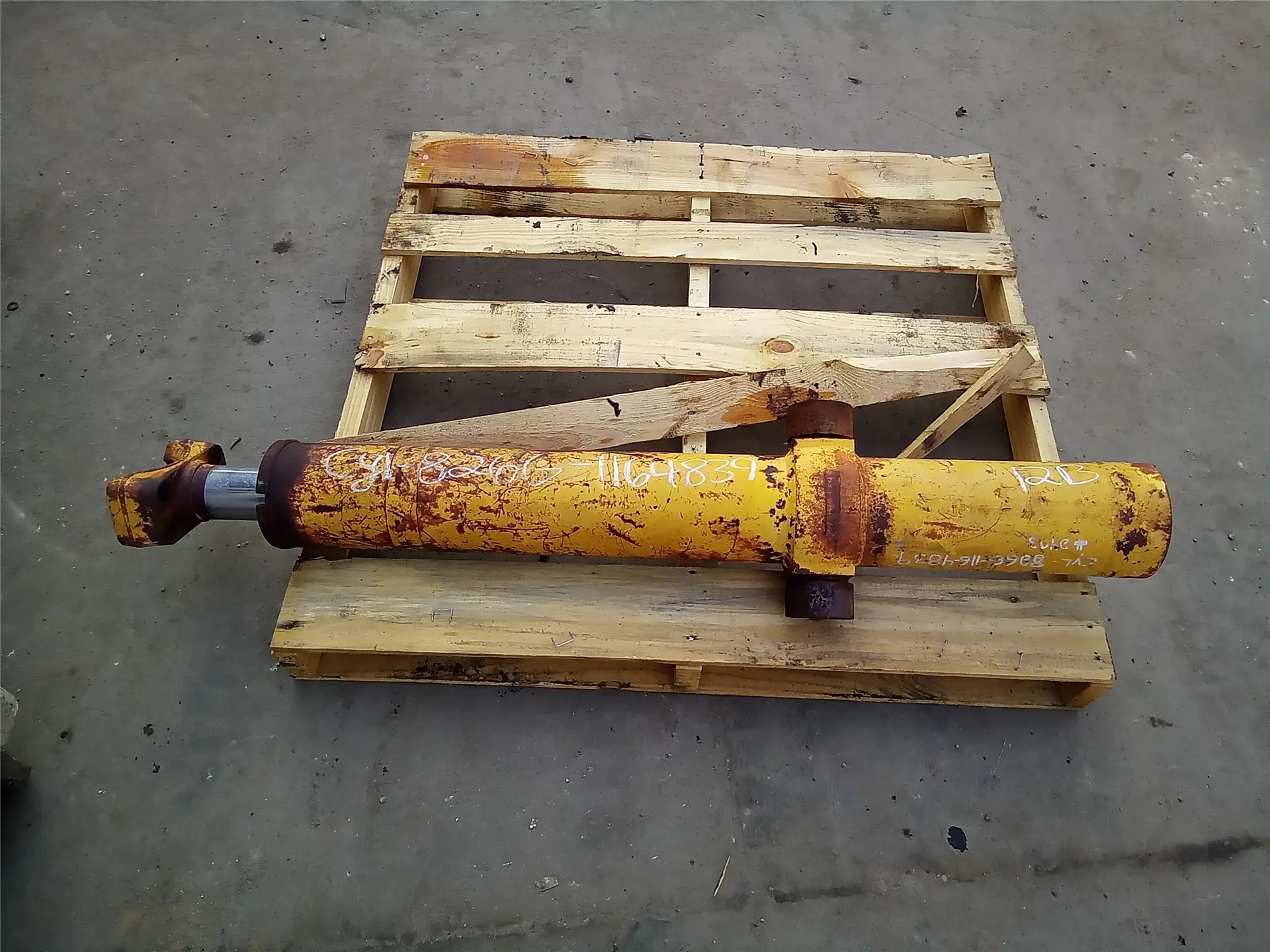 USED LIFT CYLINDER image