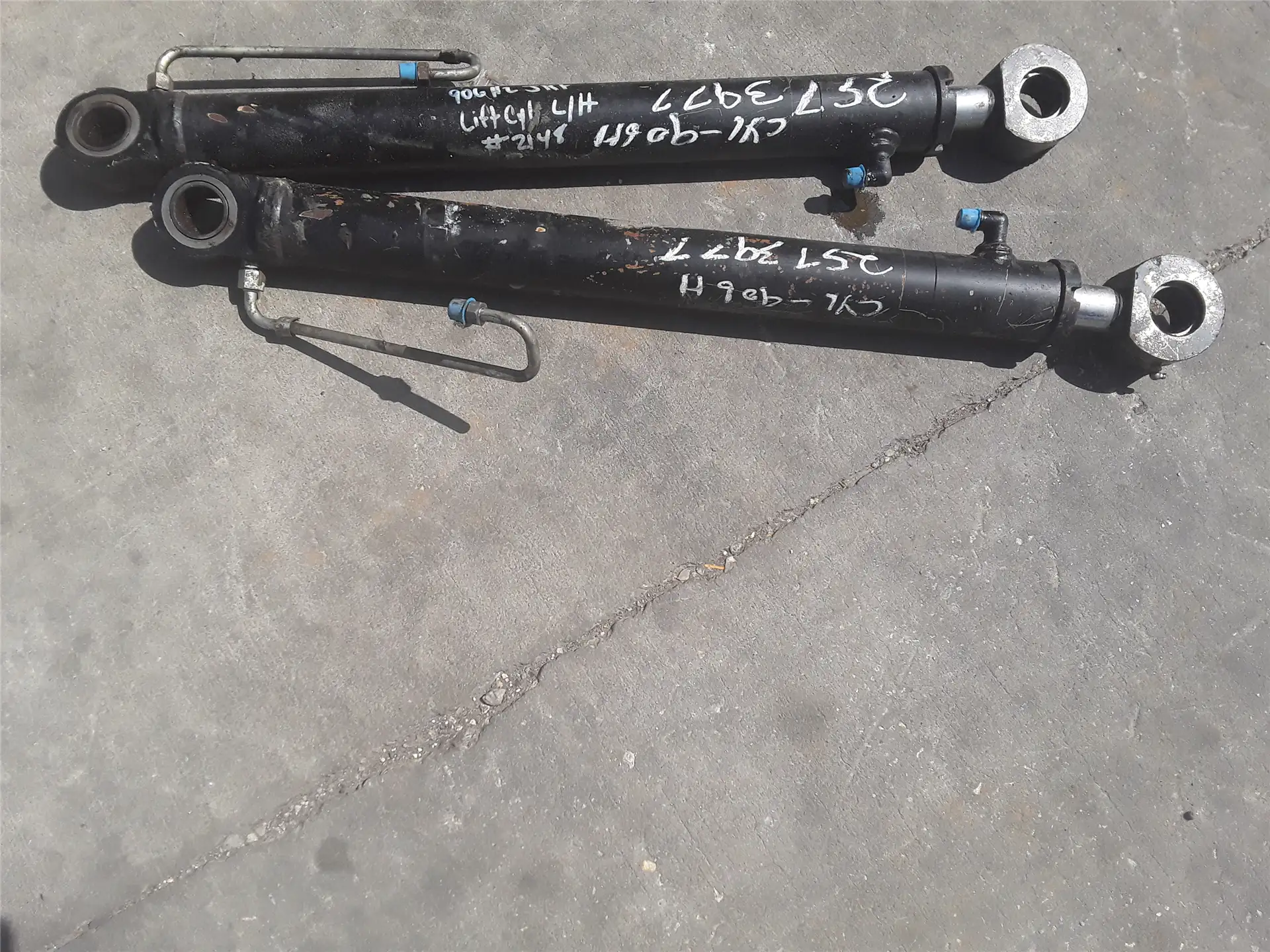 USED LIFT CYLINDER image
