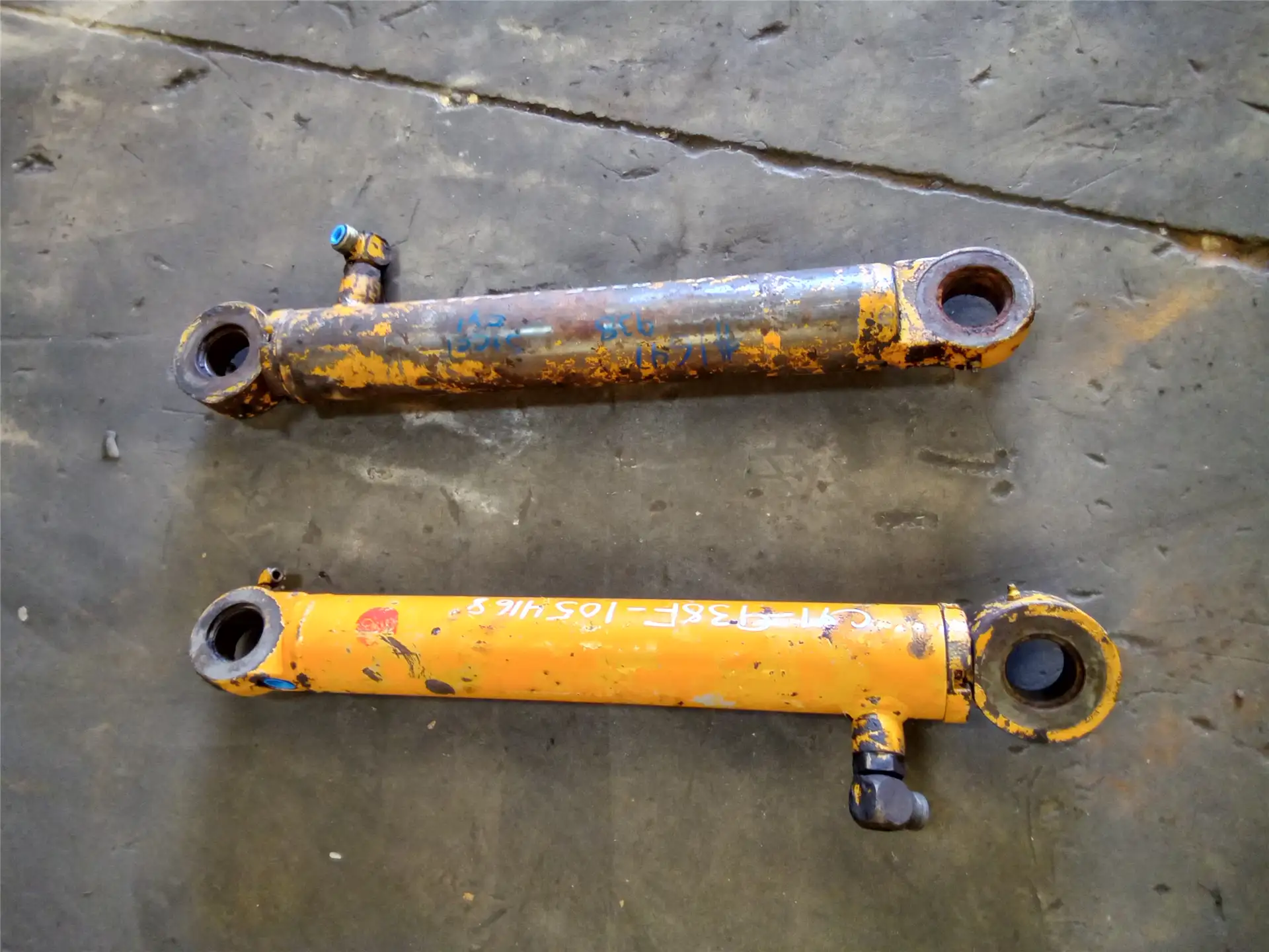 USED STEER CYLINDE image