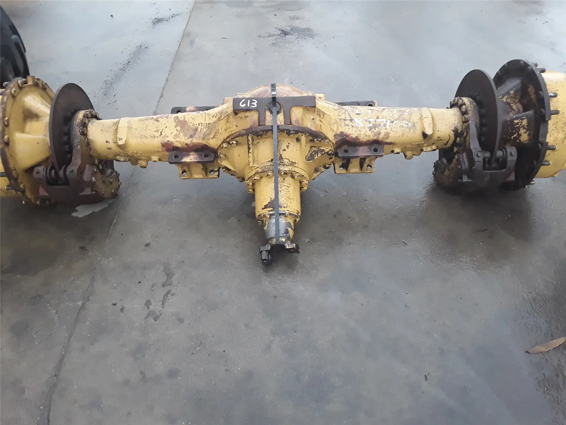 USED AXLE WITH BRA image
