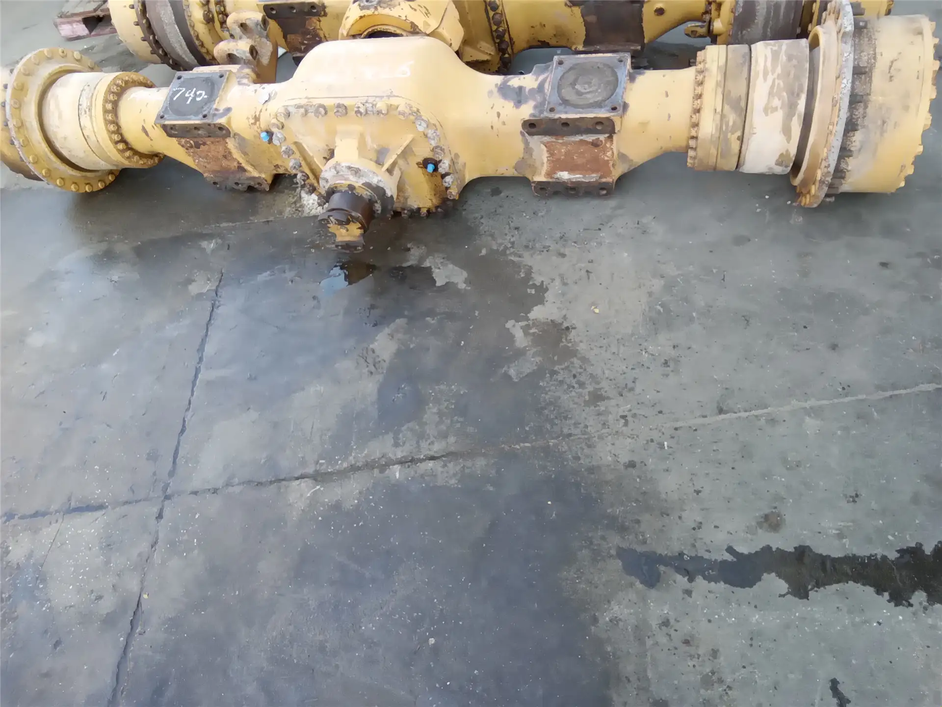 USED REAR AXLE image