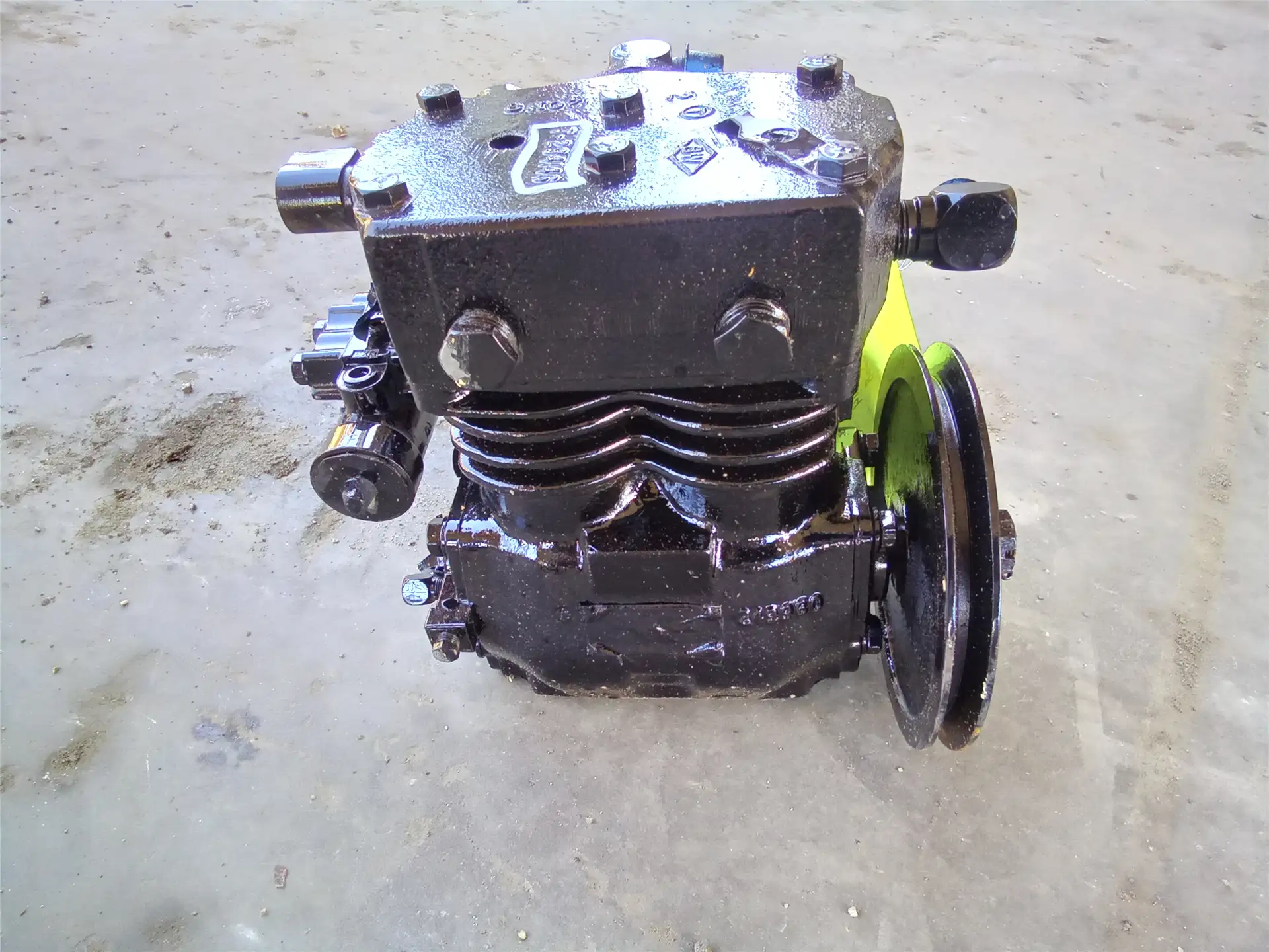 USED AIR COMPRESSO image