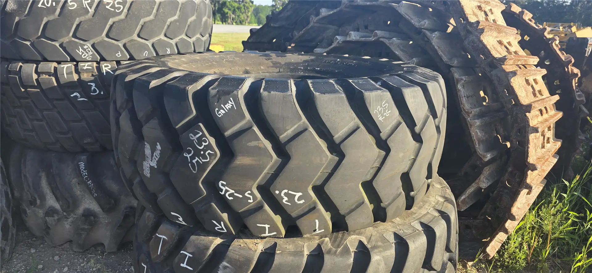 USED 23.5-25 TIRE image