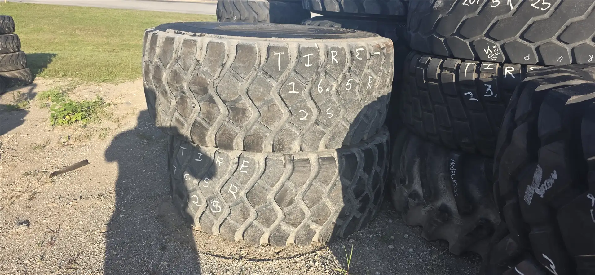 USED 26.5R25 TIRE image