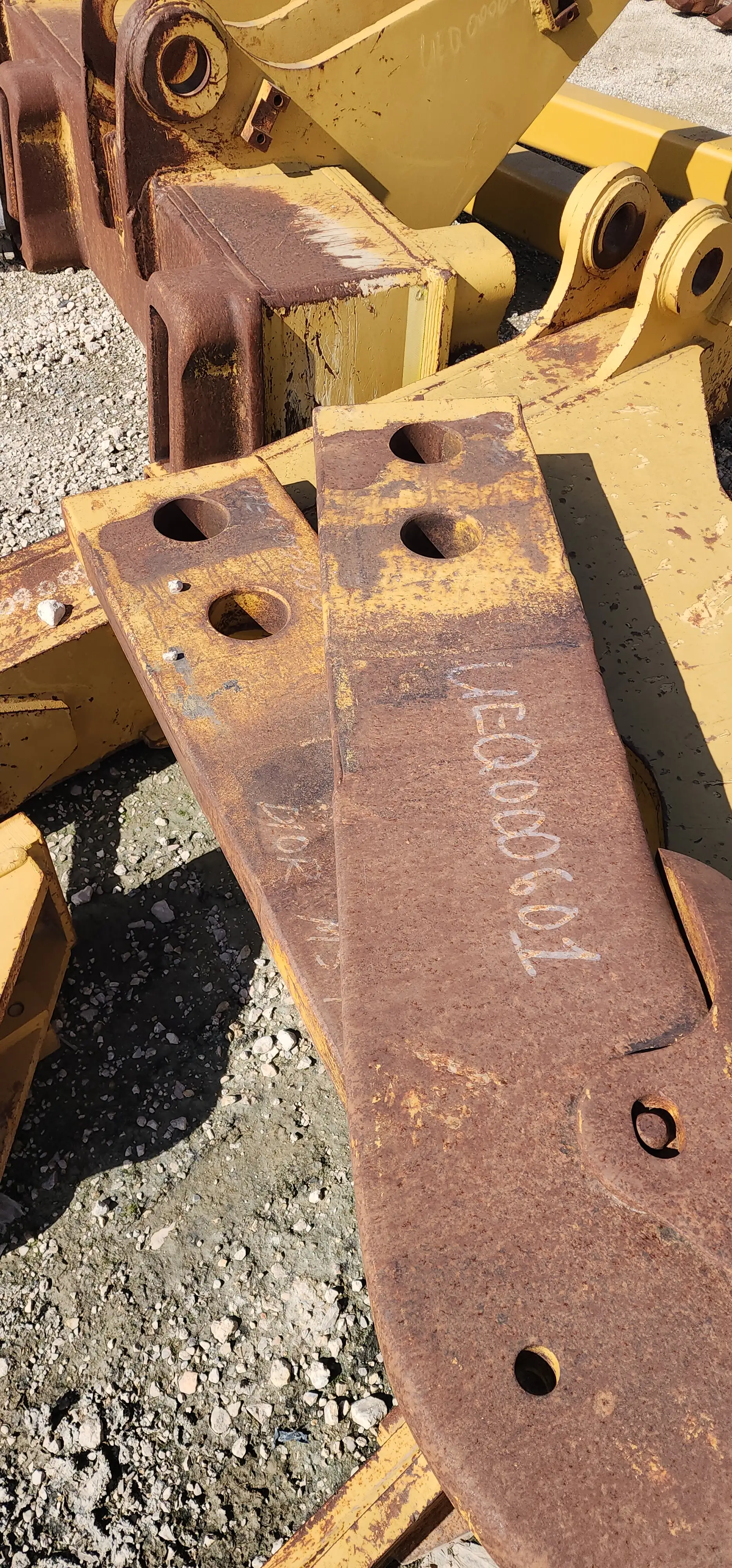 USED D10R/T RIPPER W/ 2 SHANKS 2 CYLINDERS RBLT BY HOLT MQ image