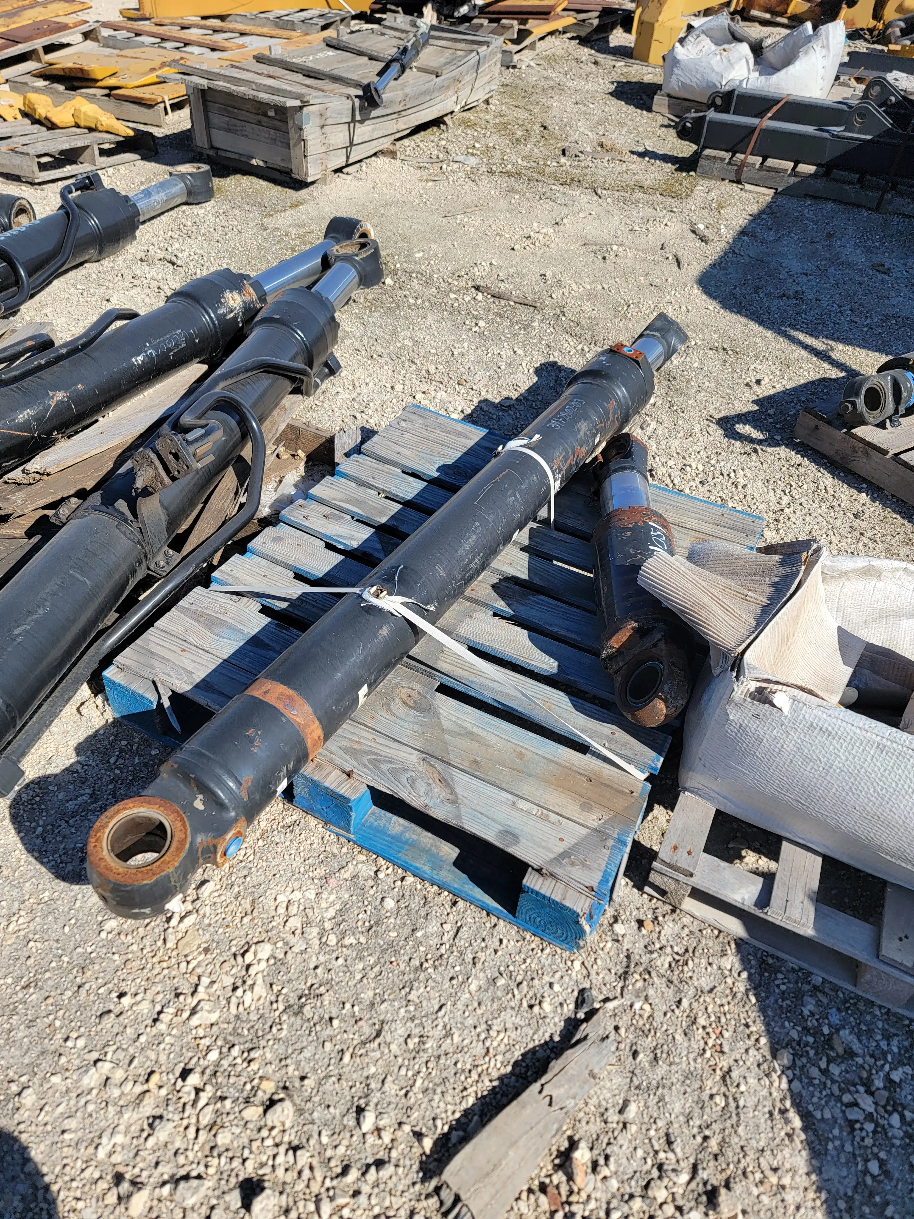 USED 323F STICK CYLINDER  -  SOLD                  MQ image