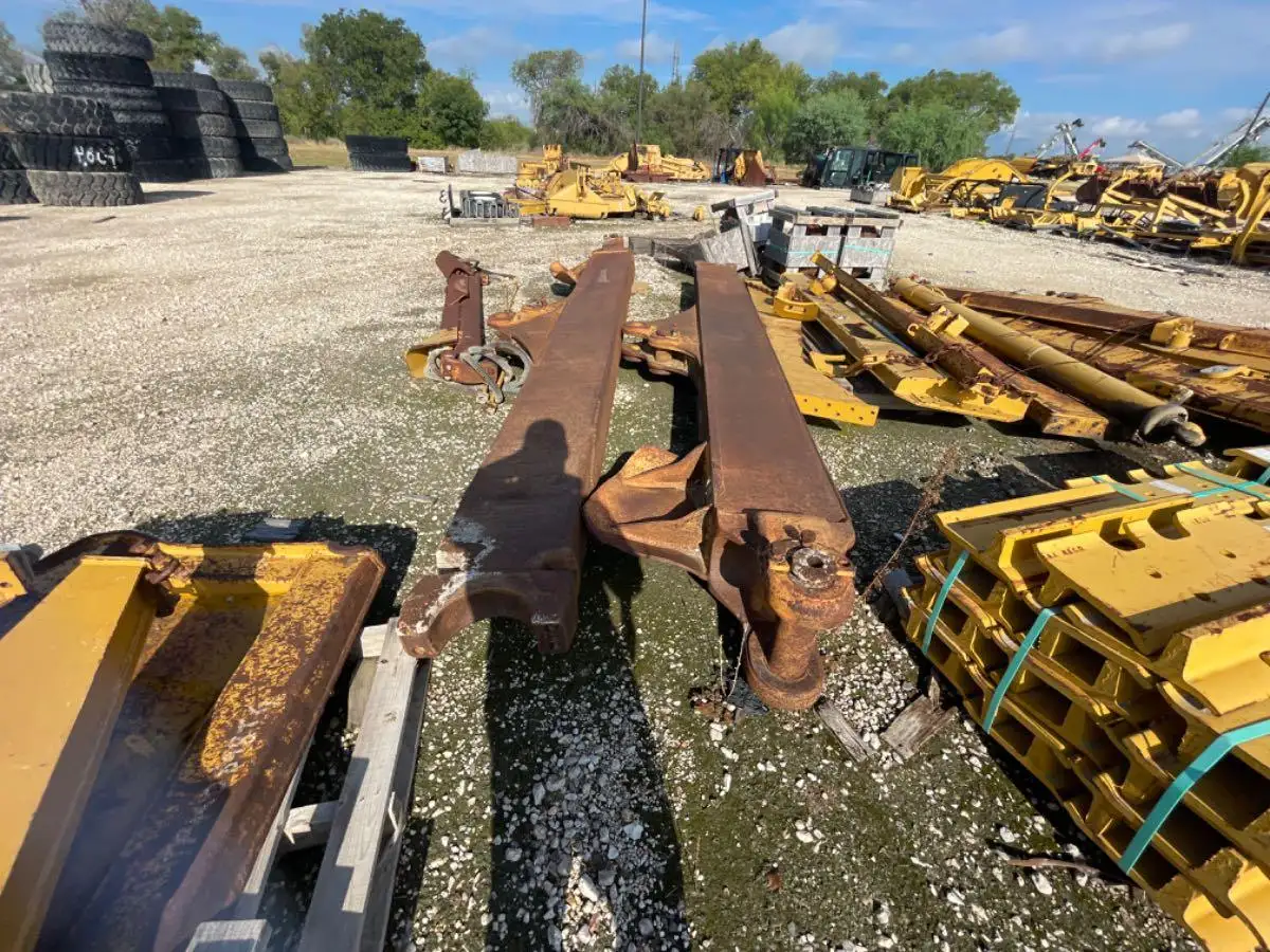USED D11R/T PUSH ARMS W/ TAG LINK, BRACE & CYLINDER  JBM image