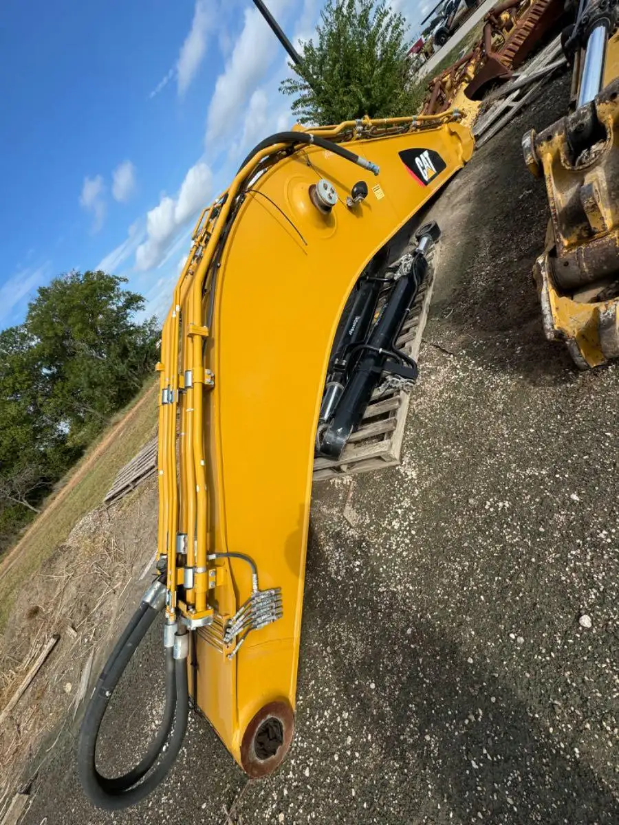 UNUSED BOOM FOR 374F W/BOOM CYLS, STK CYL AND HYD LINES  MQ image