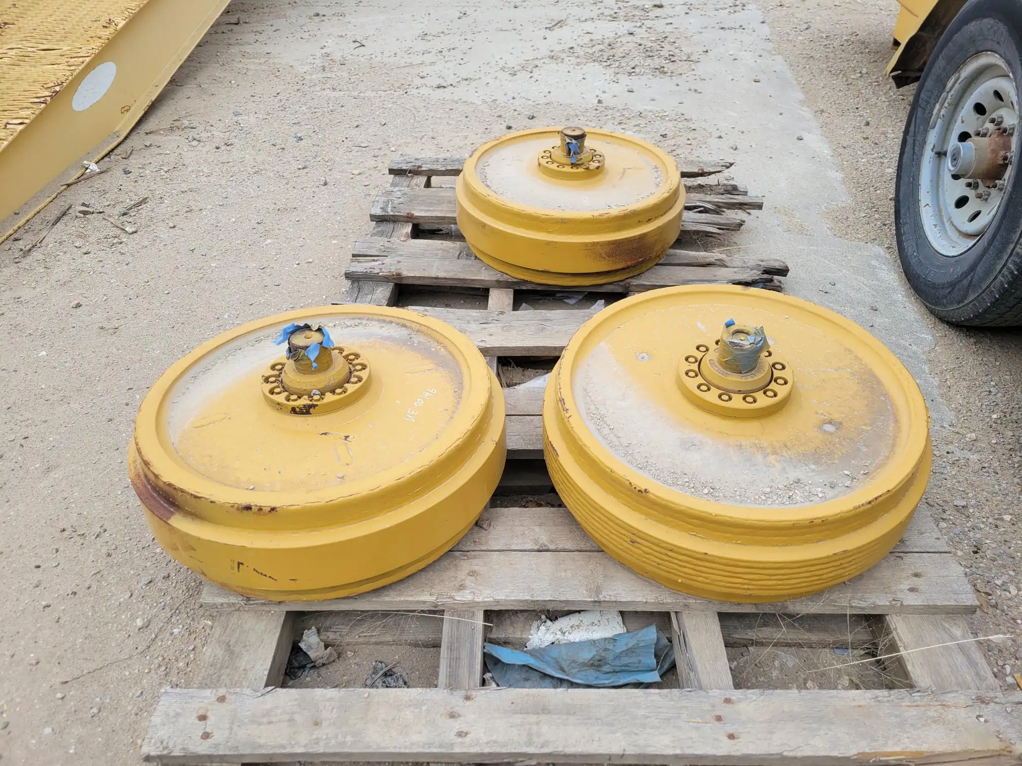 CAT D6T IDLERS PART NUMBER 395-4329   BLH image