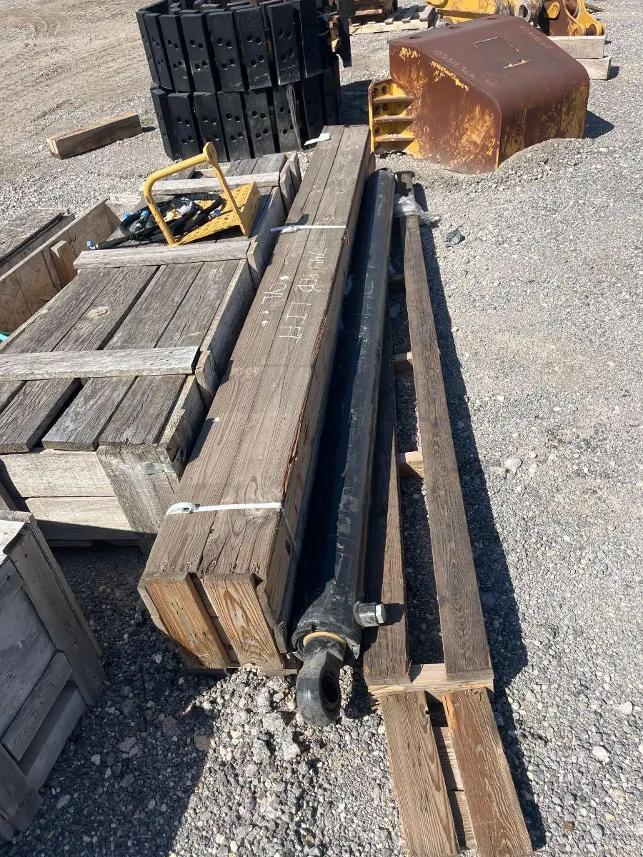 2 NEW CAT SURPLUS HOIST CYLS FOR 745            MQ image