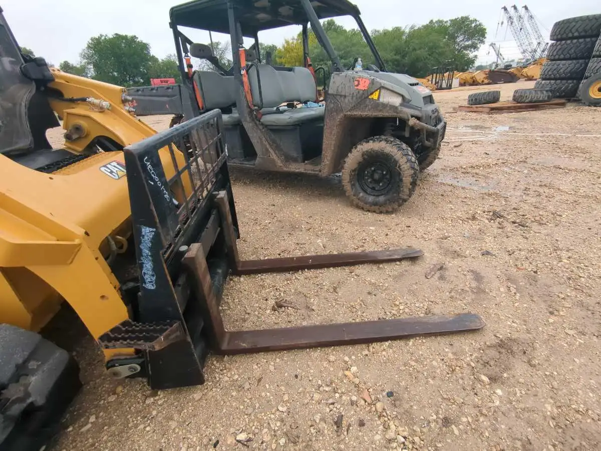 CAT CARRIAGE AND 48" FORKS FITS ALL SKID STEERS       MQ image