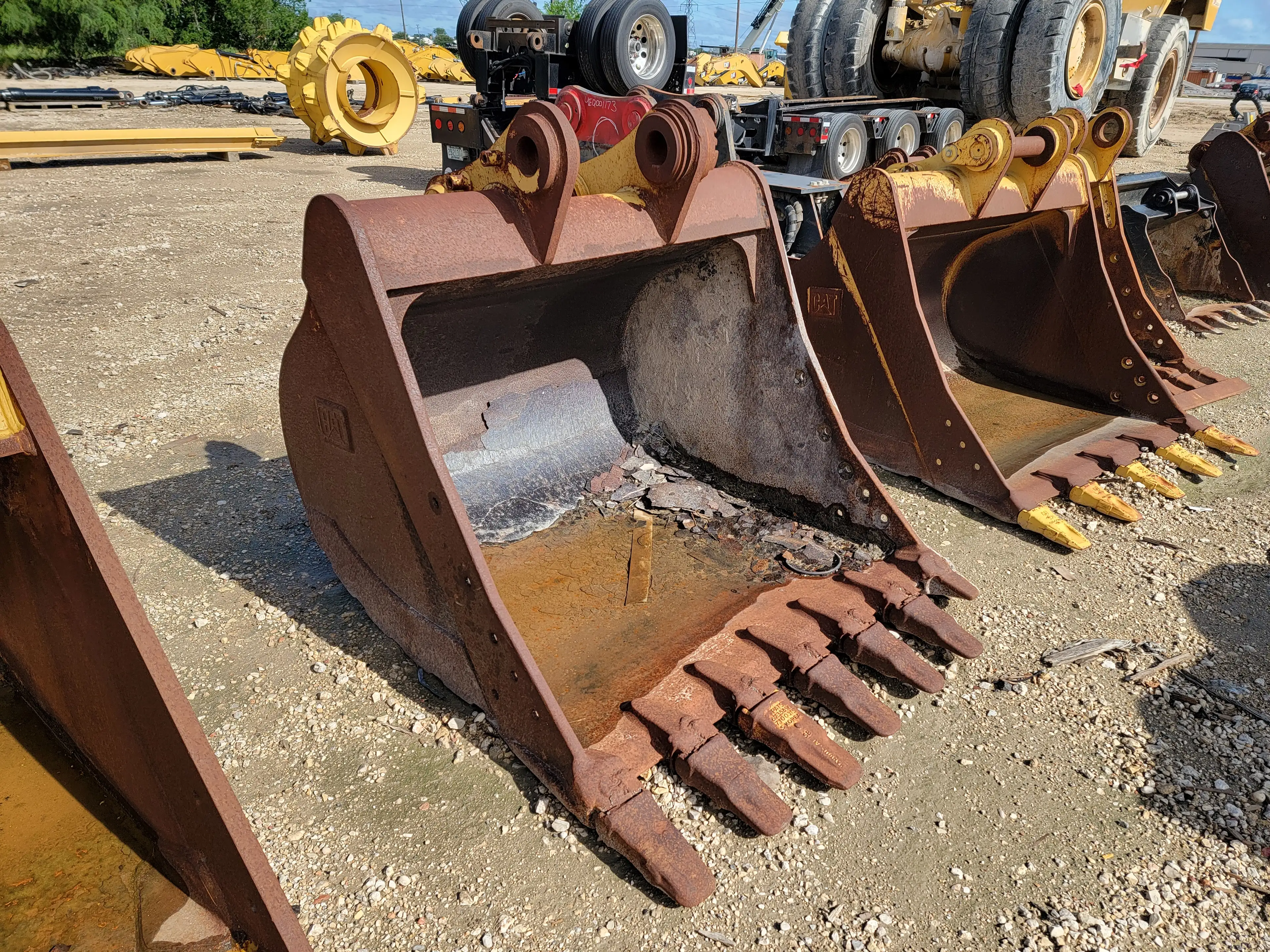 60" HD BUCKET   **MISSING TOOTH / ROUGH BUCKET**     MQ image