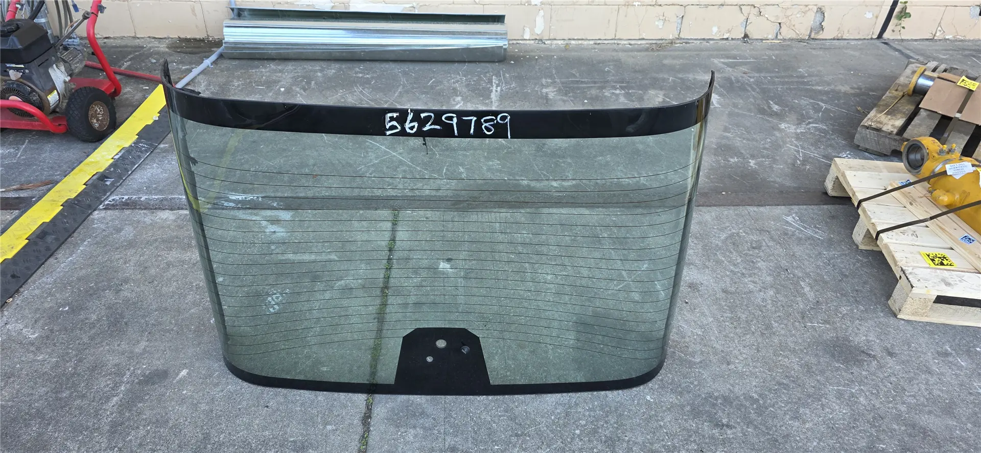 NEW REAR GLASS image 1