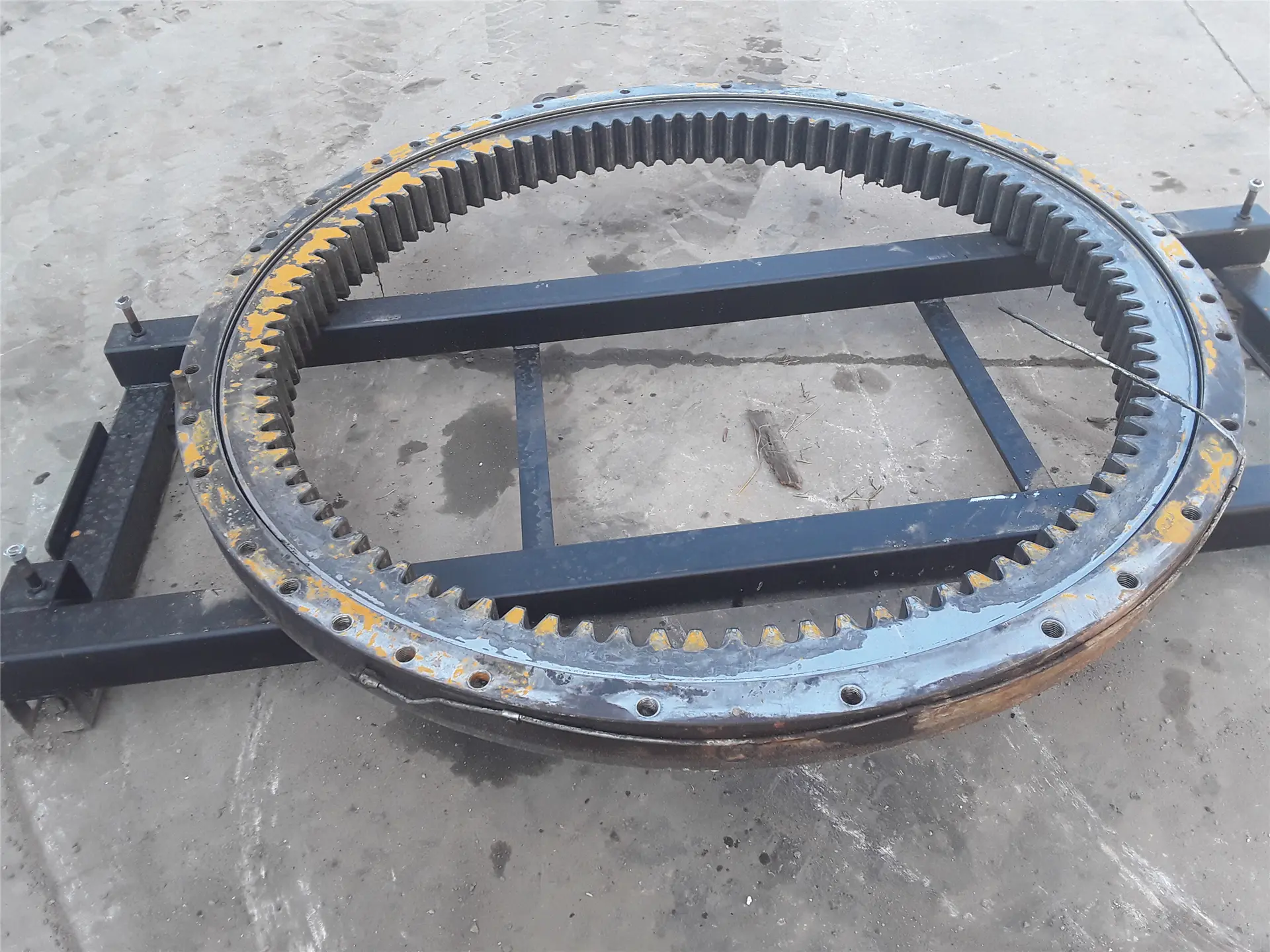 USED SWING BEARING image 1