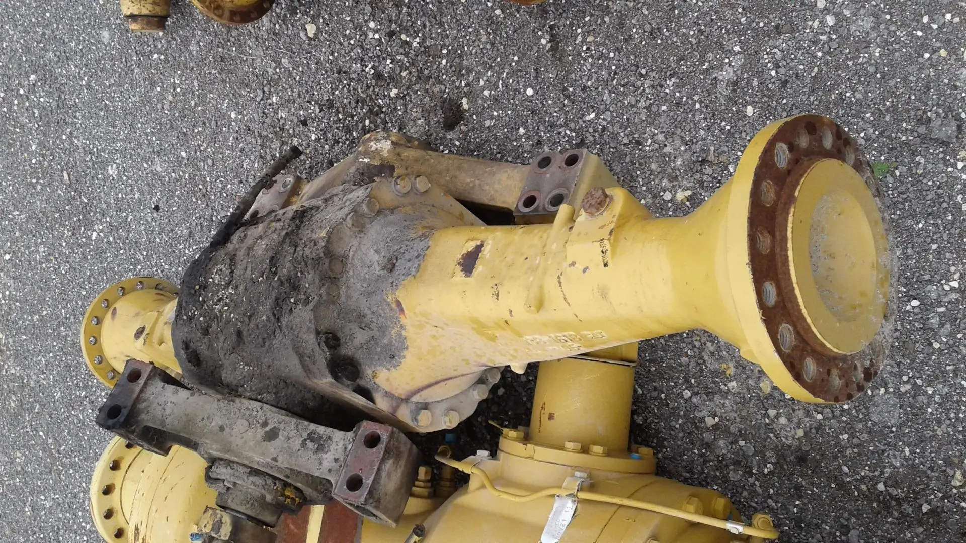 USED READ AXLE image 1