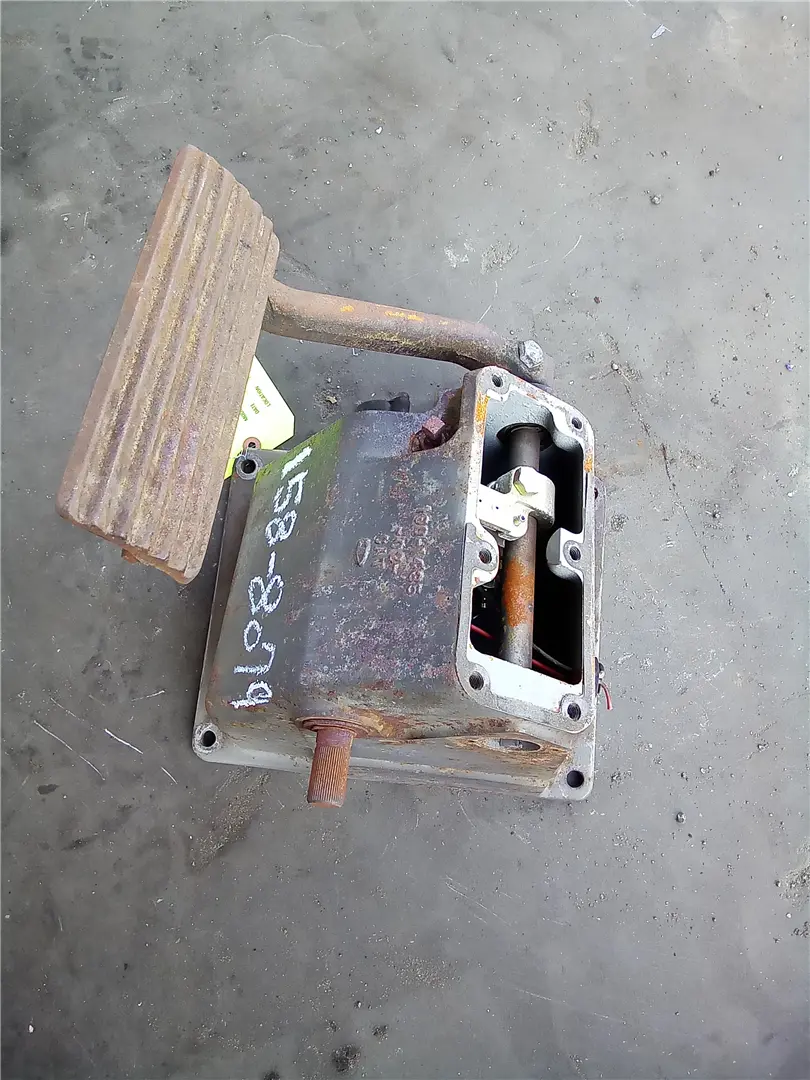 USED BRAKE PEDAL G image 1