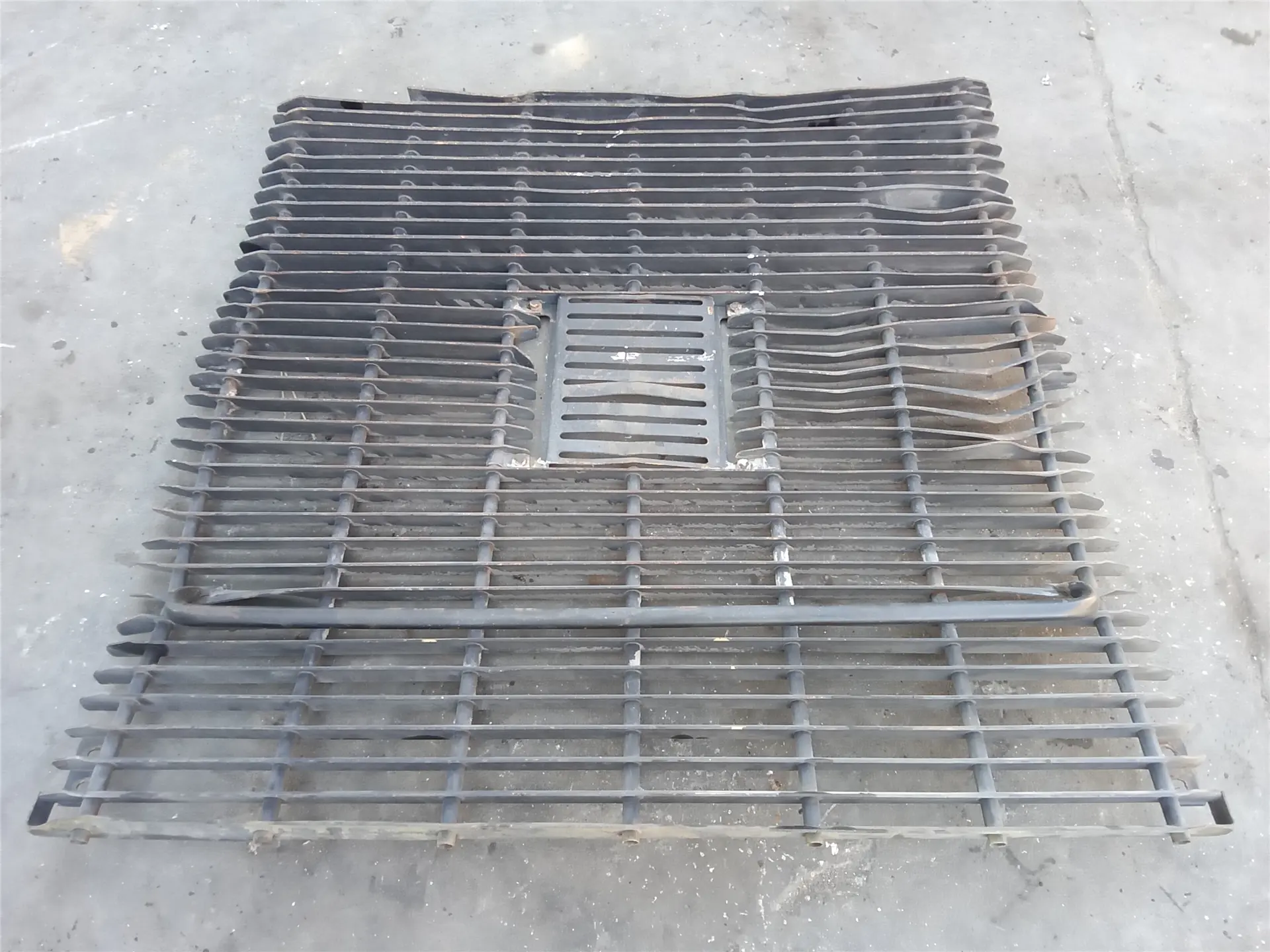 USED RAIDIATOR GRI image 1