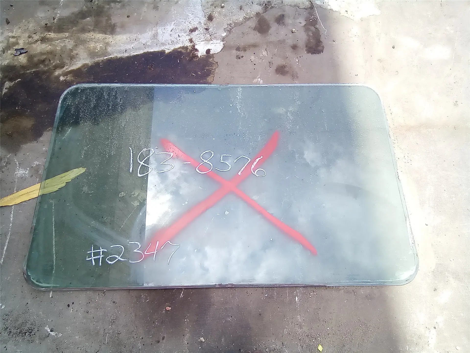 USED REAR GLASS image 1