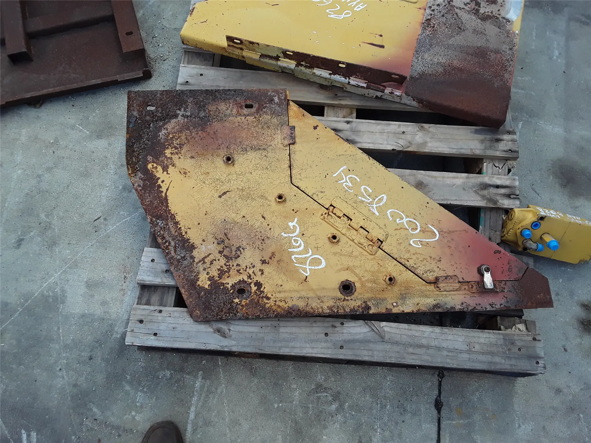 USED SIDE PANEL GP image 1