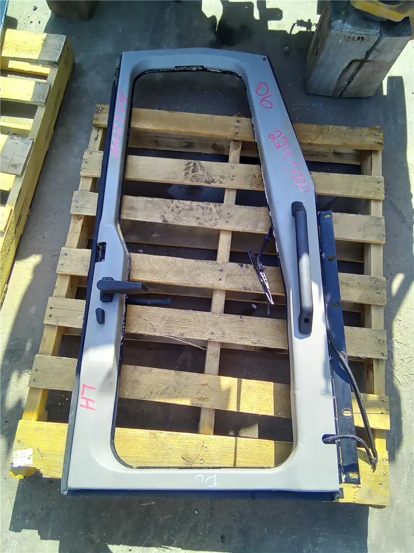 USED LH CAB DOOR image 1