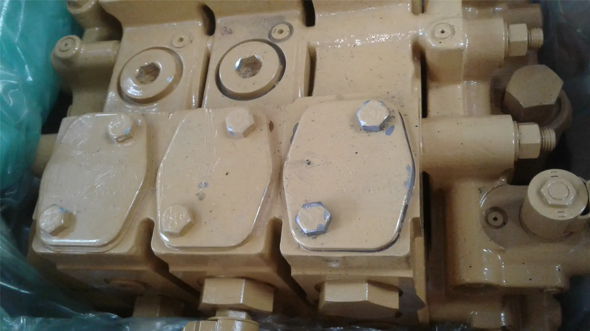 USED MAIN HYD VALV image 1