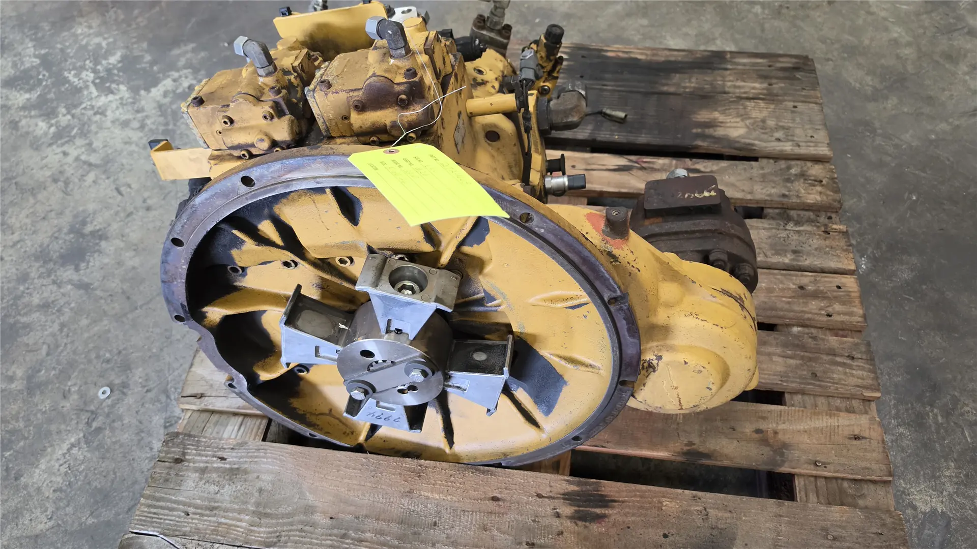 USED HYD PUMP image 1