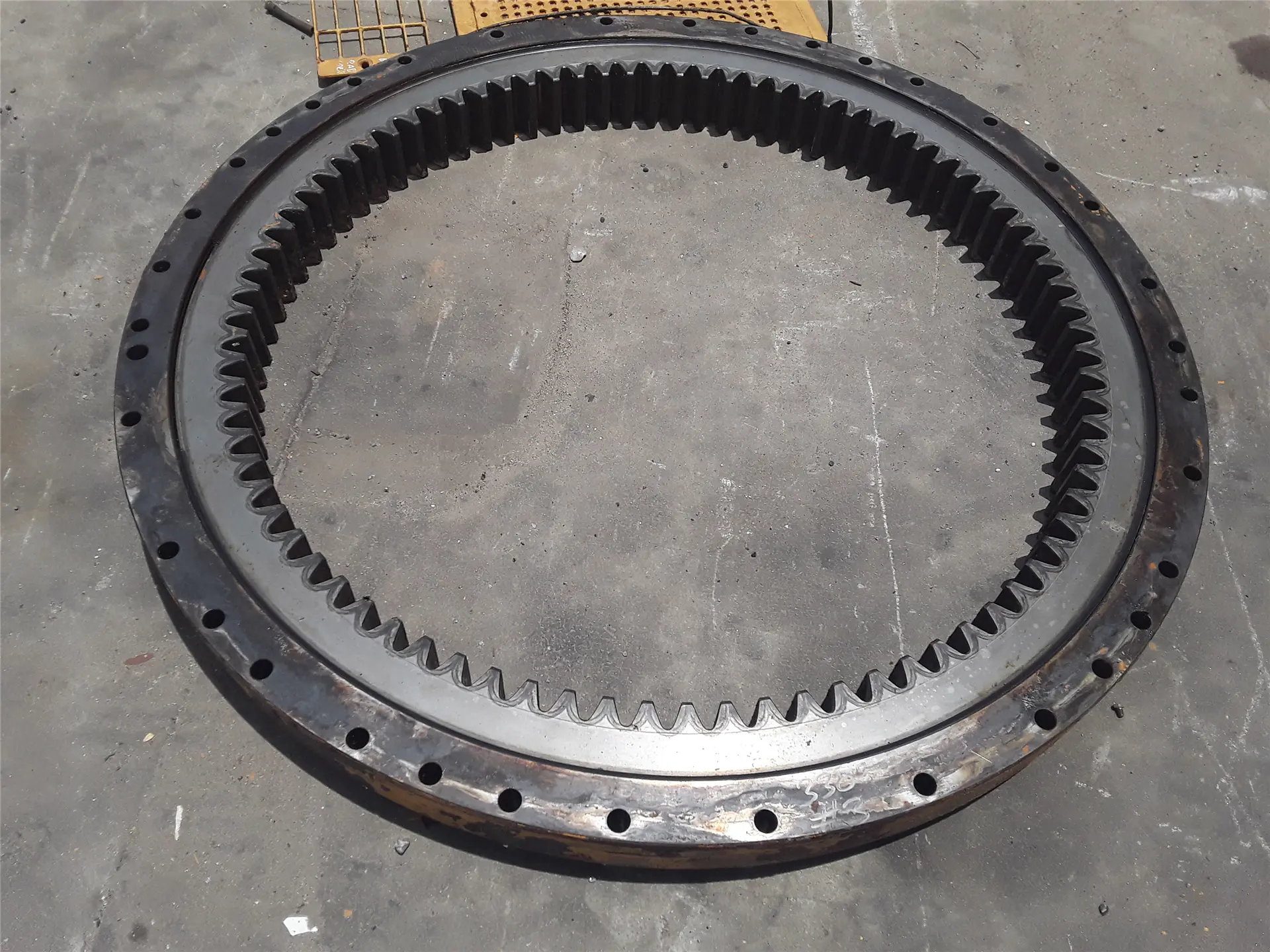 USED SWING BEARING image 1