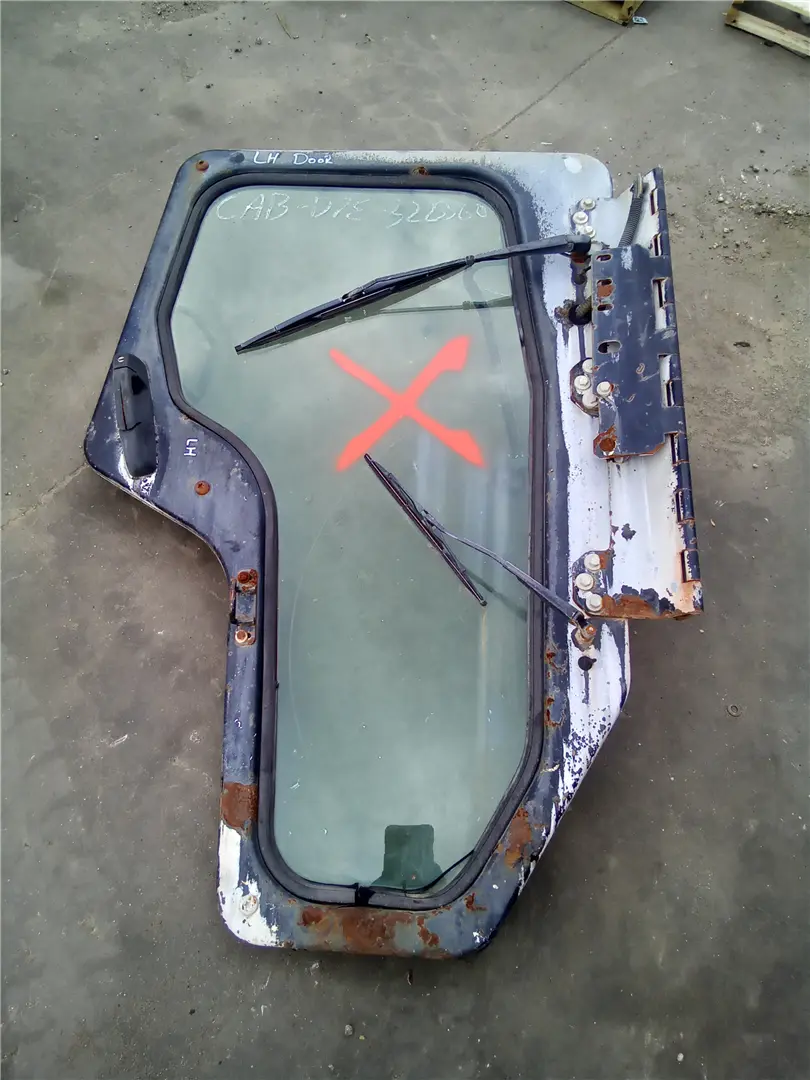 USED LH CAB DOOR image 1