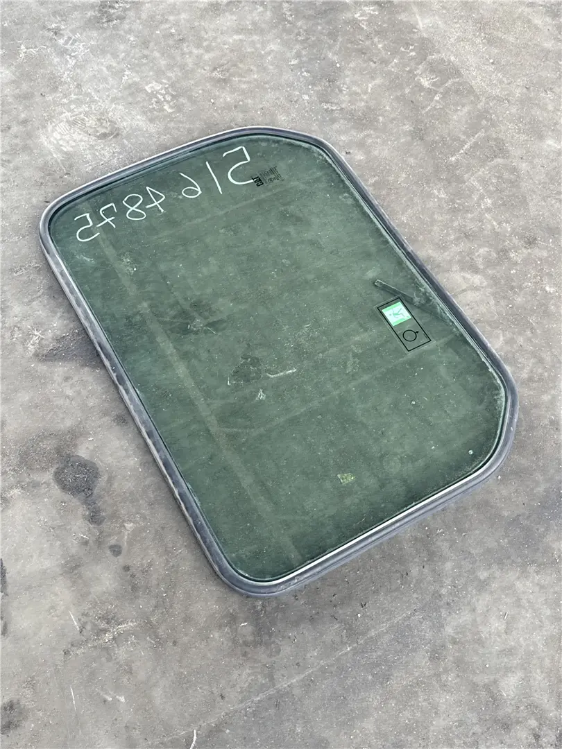 USED REAR GLASS image 1