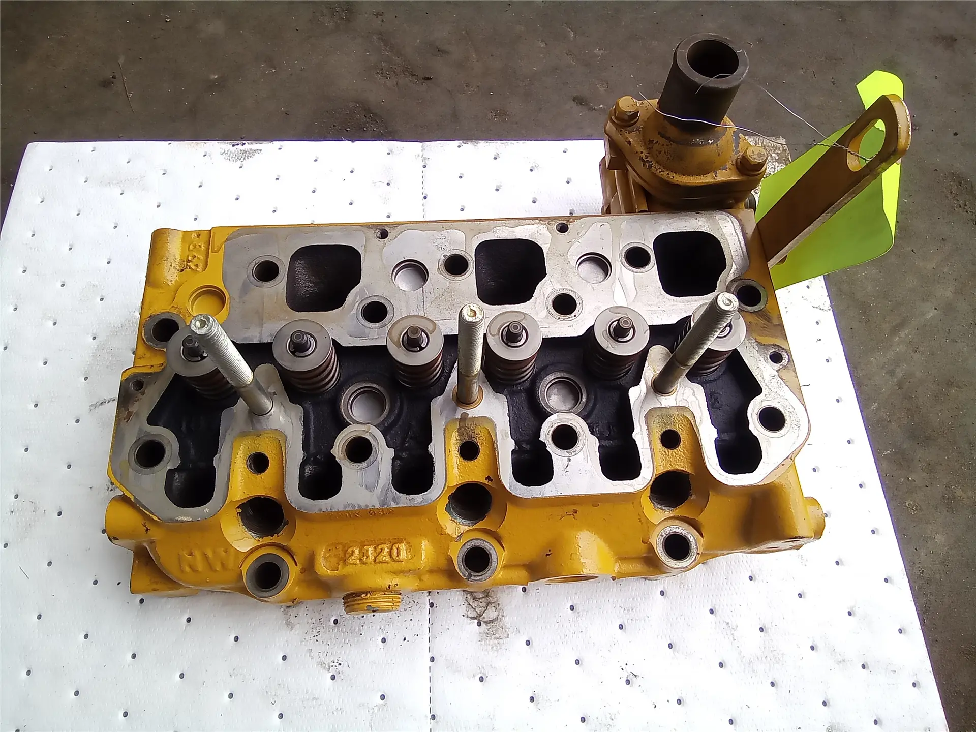 USED CYL HEAD image 1