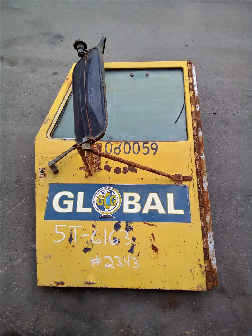 USED LH CAB DOOR image 1