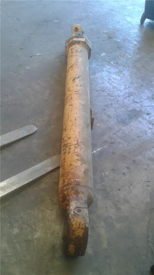 USED BOOM CYL image 1