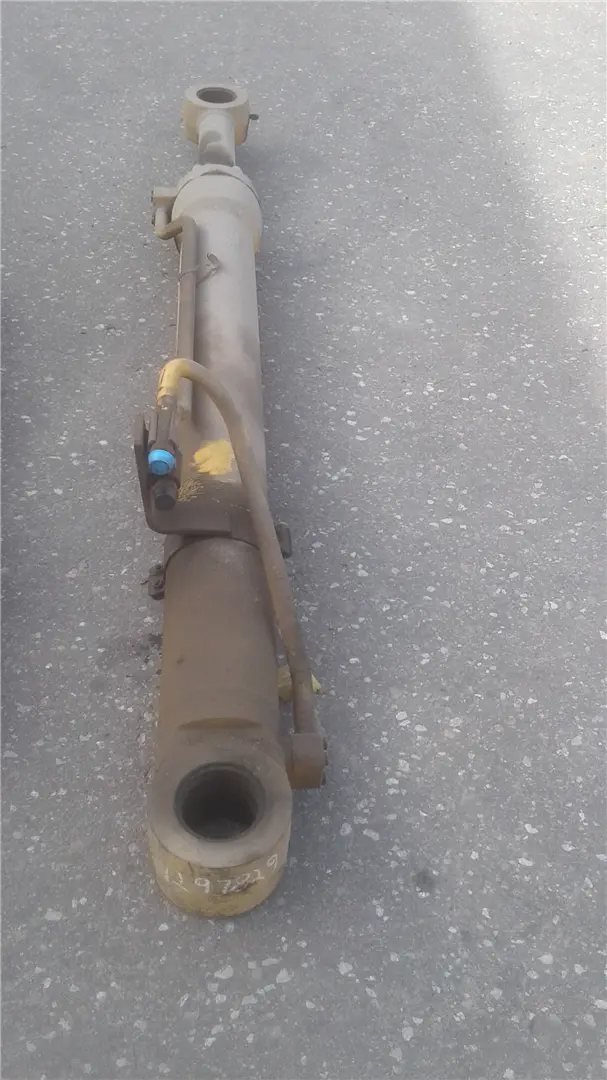 USED BOOM CYLINDER image 1