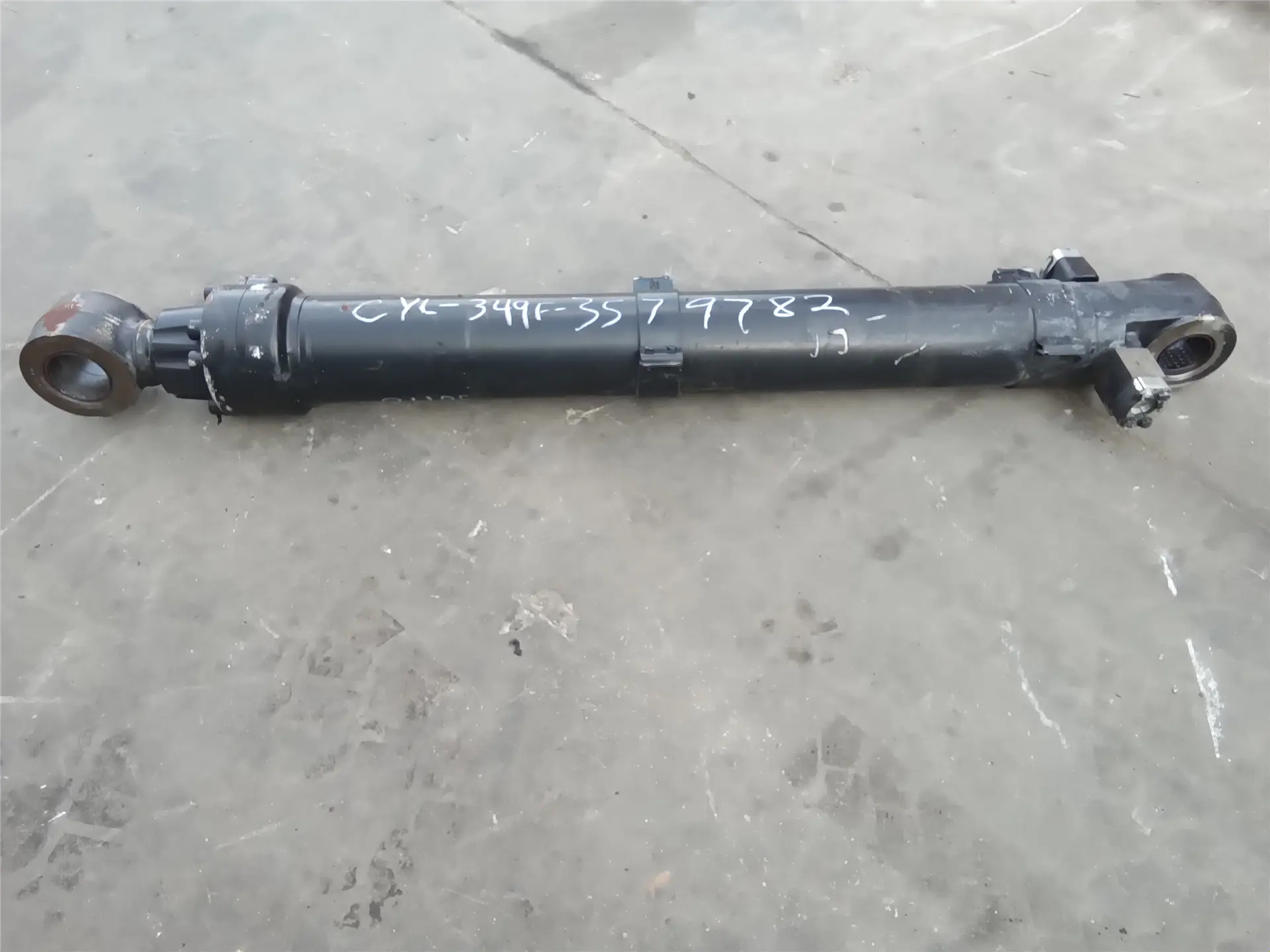 USED BUCKET CYL image 1